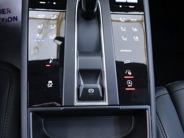 Certified 2025 Porsche Macan Turbo AWD/4WD image 31