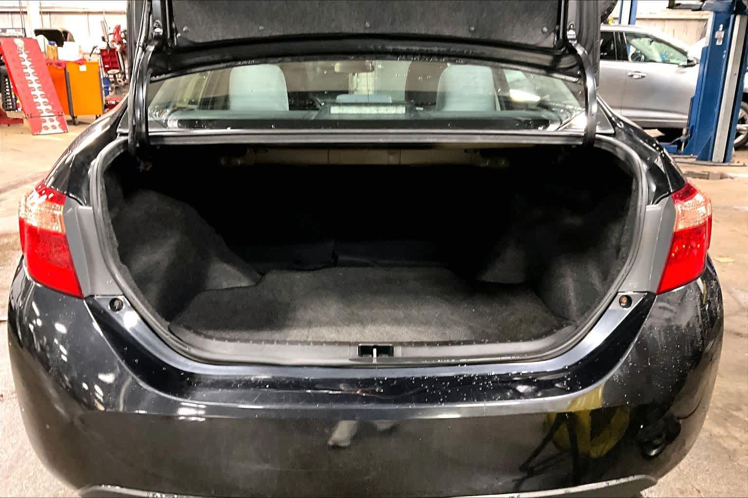 Used 2019 Toyota Corolla LE w/ Carpet Mat Package (TMS) FWD image 30