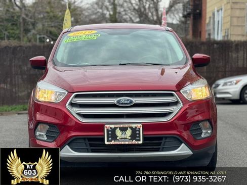Used 2019 Ford Escape SE image 2