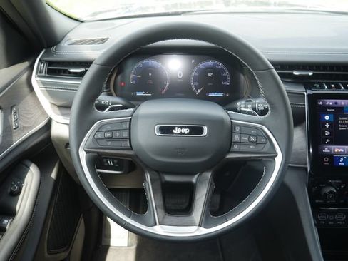 Used 2025 Jeep Grand Cherokee L Limited w/ Black Appearance Package AWD/4WD image 17