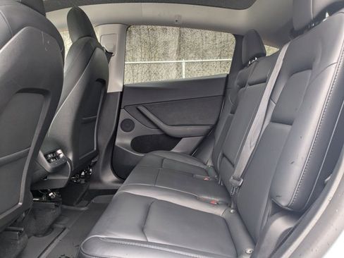 Used 2022 Tesla Model Y Long Range image 23