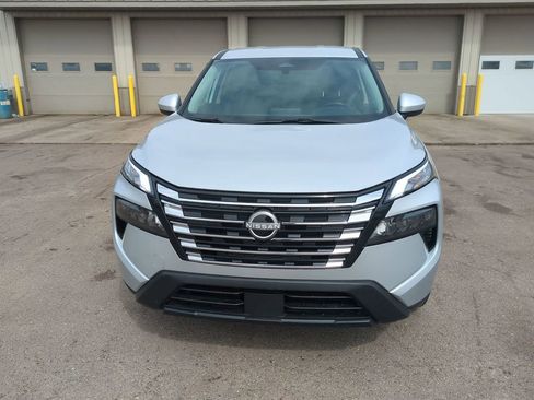 Used 2025 Nissan Rogue SV image 3