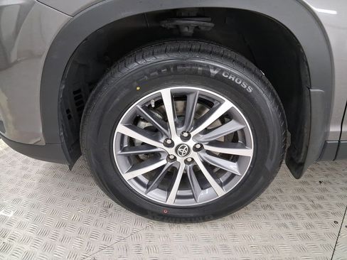 Used 2019 Toyota Highlander XLE image 11