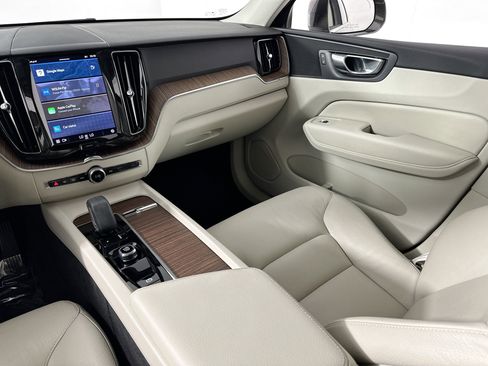 Used 2022 Volvo XC60 B5 Momentum w/ Protection Package Premier image 23