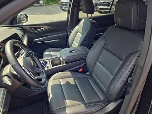 Used 2025 Chevrolet Traverse LT w/ Driver Confidence Package FWD image 10
