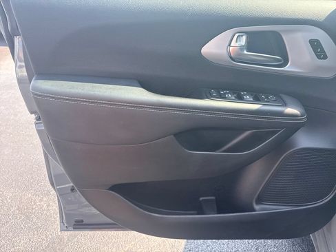 Used 2025 Chrysler Pacifica Limited FWD image 12
