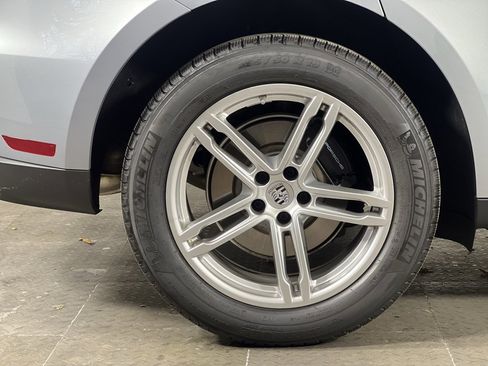 Certified 2025 Porsche Macan image 14