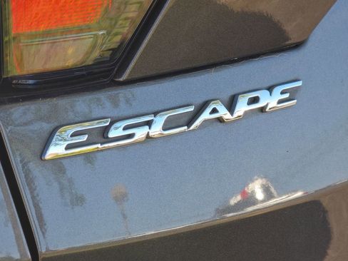 Used 2017 Ford Escape SE w/ SE Sport Appearance Package image 6