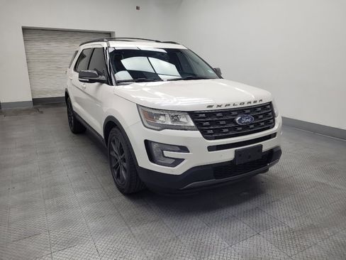Used 2017 Ford Explorer XLT w/ Equipment Group 202A FWD image 13