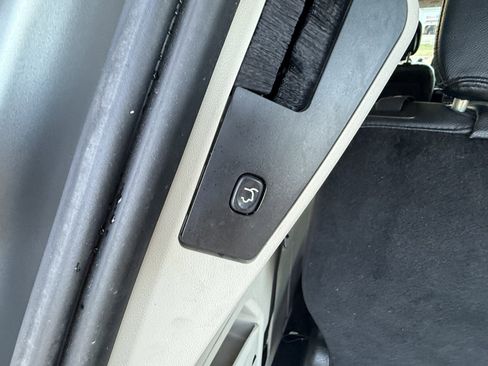 Used 2014 Chrysler Town & Country Touring image 35