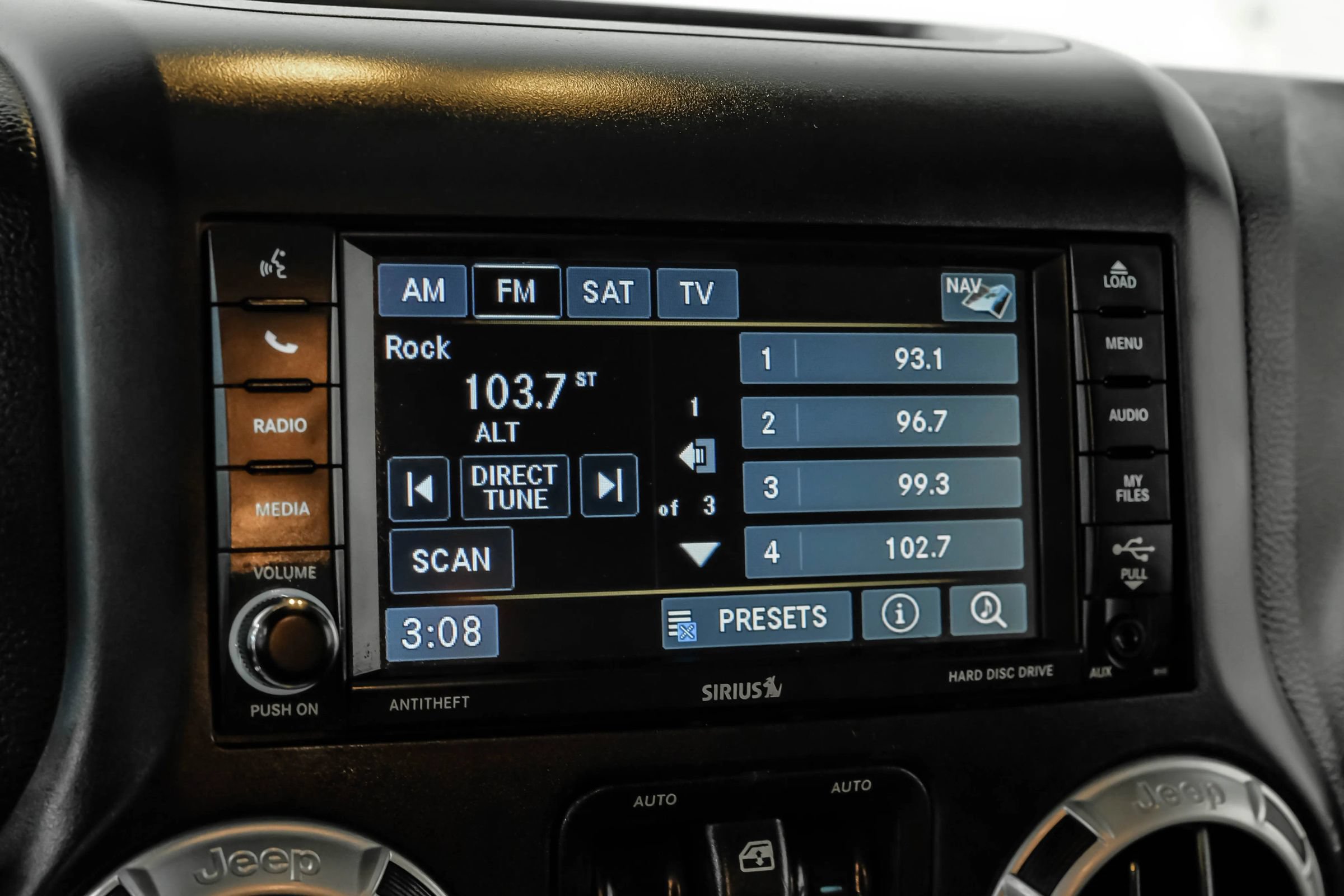 Used 2015 Jeep Wrangler Unlimited Rubicon w/ Connectivity Group AWD/4WD image 31