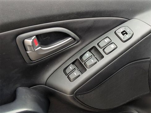 Used 2015 Hyundai Tucson SE image 16