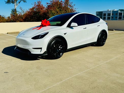 Used 2023 Tesla Model Y AWD image 5