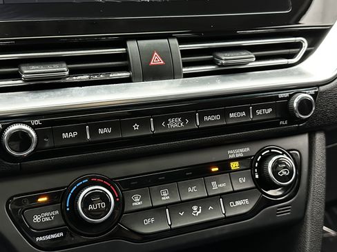 Used 2022 Kia Niro EX Premium image 22