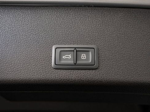 Used 2022 Audi e-tron Premium w/ Convenience Plus Package image 22