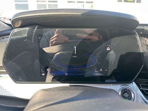 Used 2025 Chevrolet Trax LT w/ LT Convenience Package image 9