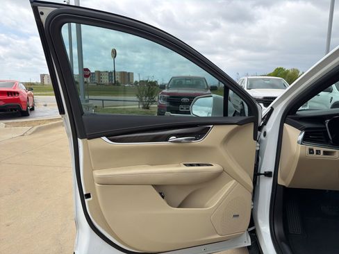 Used 2019 Cadillac XT5 FWD image 16