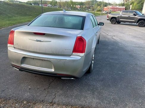Used 2018 Chrysler 300 Touring L image 11