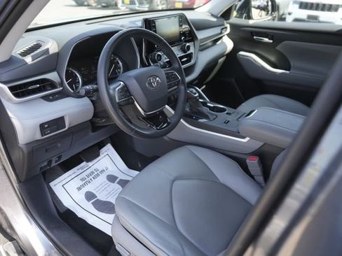 Used 2021 Toyota Highlander XLE image 8