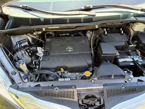 Used 2013 Toyota Sienna Limited w/ Premium Pkg FWD image 9