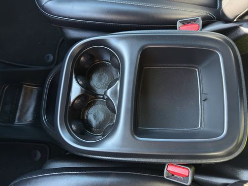 Used 2025 Chrysler Pacifica Select image 22