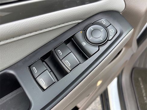 Used 2020 Chevrolet Traverse LT image 16