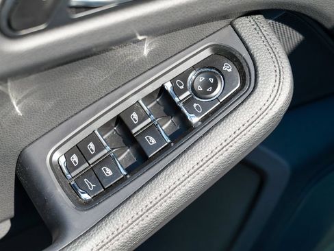 Used 2025 Porsche Macan AWD/4WD image 18