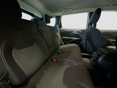 Used 2019 Jeep Cherokee Latitude w/ Popular Appearance Group image 16