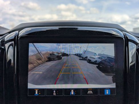 Used 2023 Chevrolet Traverse LT w/ Rear Camera Mirror Package image 17