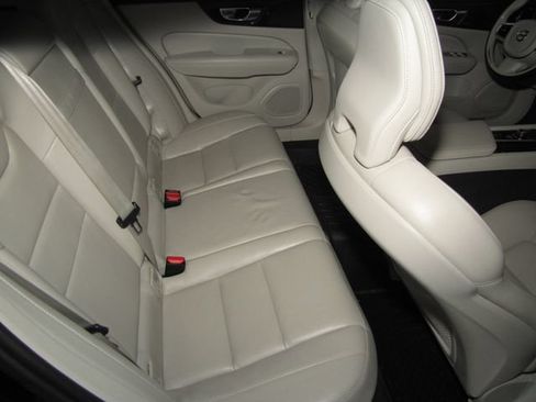 Used 2020 Volvo S60 T5 Momentum w/ Premium Package FWD image 18
