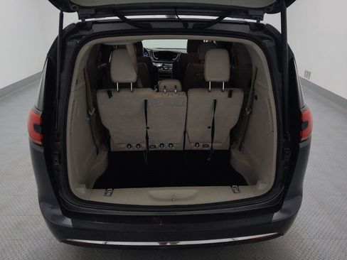 Used 2021 Chrysler Pacifica Touring-L FWD image 29