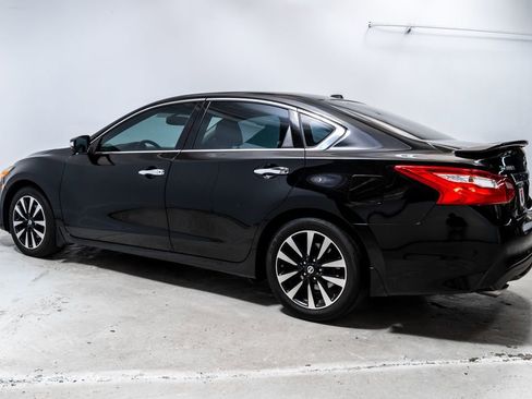 Used 2017 Nissan Altima 2.5 SV w/ Convenience Package FWD image 2