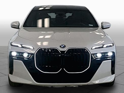 Used 2025 BMW i7 xDrive60 AWD/4WD image 3