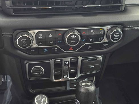 Used 2024 Jeep Wrangler Unlimited Sahara AWD/4WD image 30