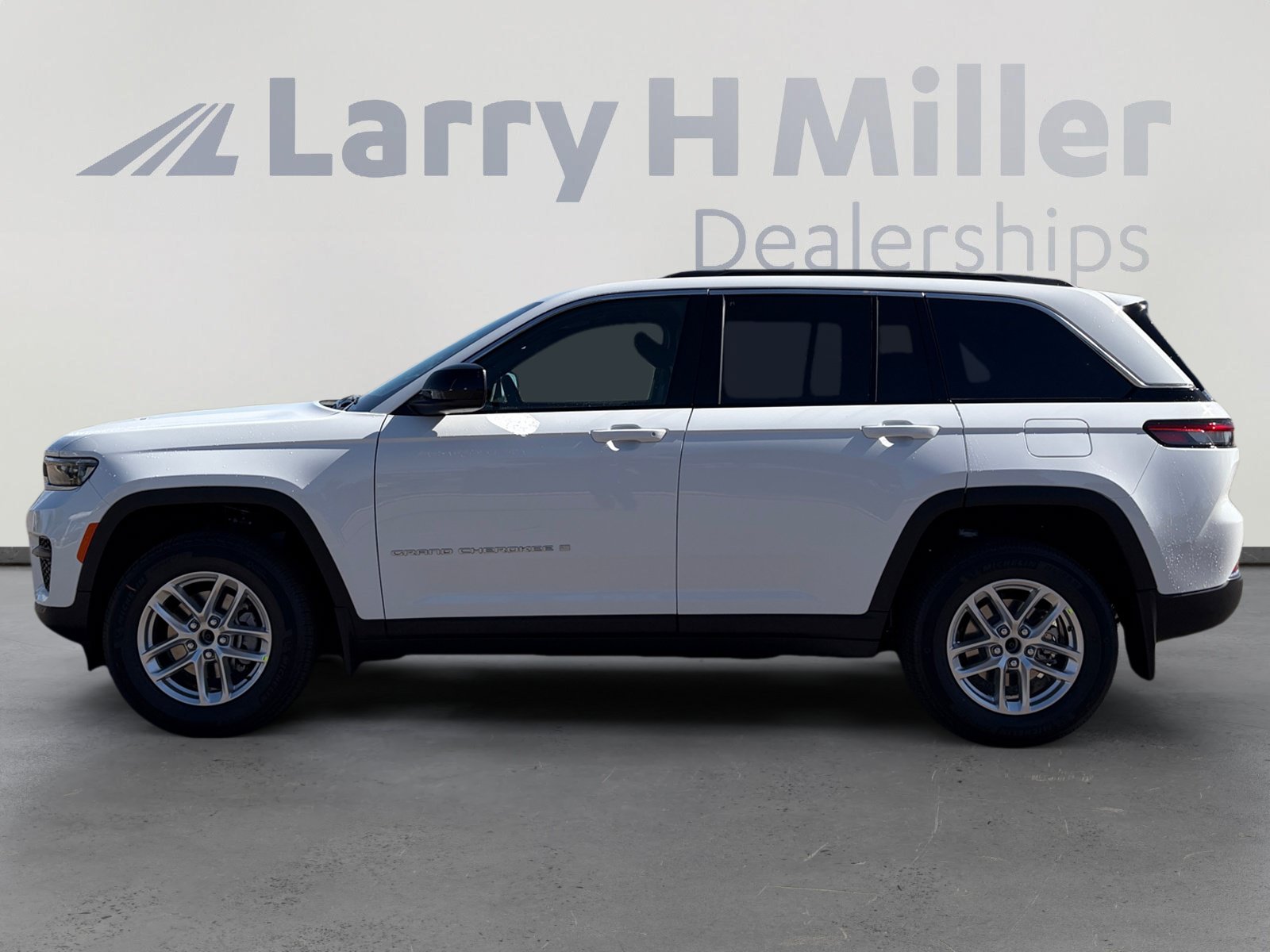 New 2026 Jeep Grand Cherokee Laredo X AWD/4WD image 3