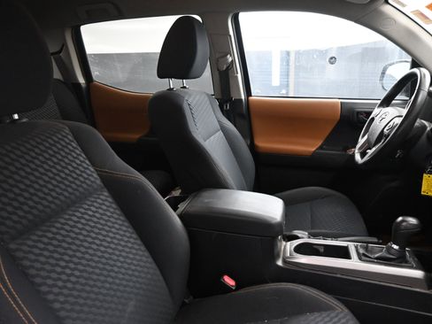 Used 2020 Toyota Tacoma SR5 image 22