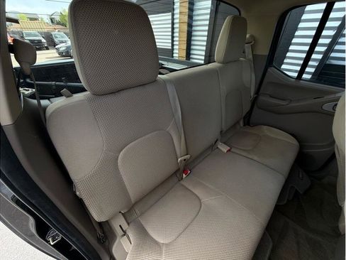 Used 2013 Nissan Frontier SV w/ SV Value Truck Pkg RWD image 21