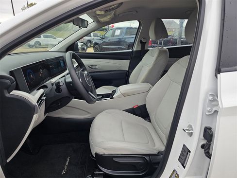 Certified 2025 Hyundai Tucson SE image 12