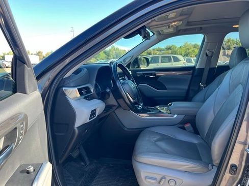 Used 2022 Toyota Highlander Platinum AWD/4WD image 30