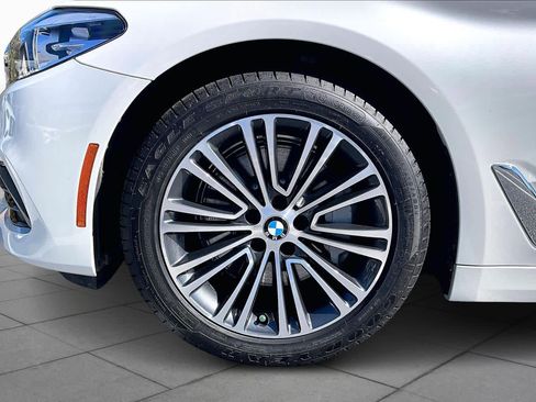 Used 2018 BMW 530i w/ Premium Package image 11