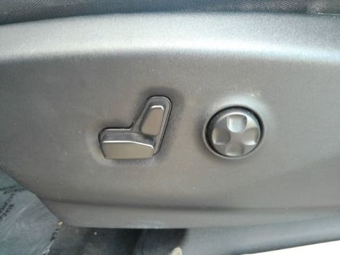 Used 2023 Chrysler Voyager LX image 15