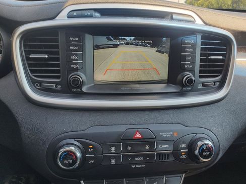 Used 2018 Kia Sorento FWD image 21