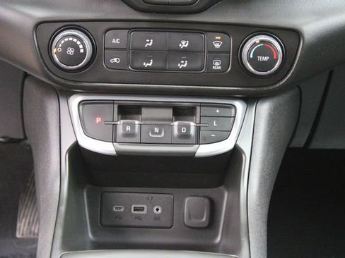 Used 2022 GMC Terrain SLE image 16