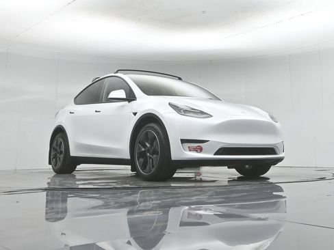 Used 2023 Tesla Model Y Long Range AWD/4WD image 43