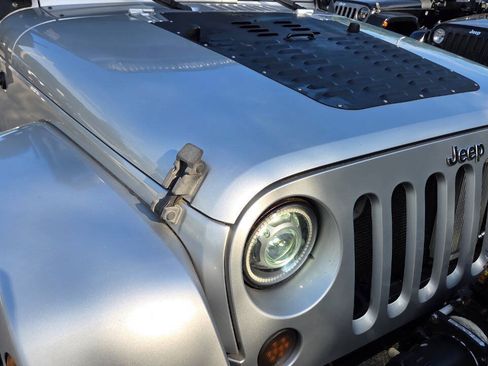Used 2010 Jeep Wrangler Unlimited Sahara w/ Dual Top Group AWD/4WD image 24