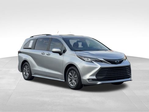 Used 2023 Toyota Sienna XLE FWD image 55