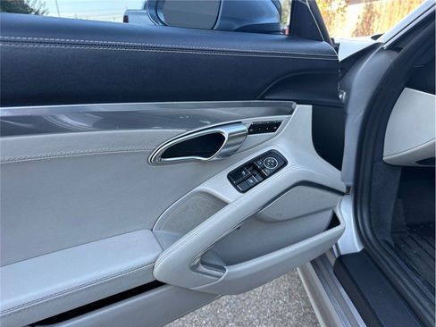 Used 2017 Porsche 718 Cayman RWD image 19