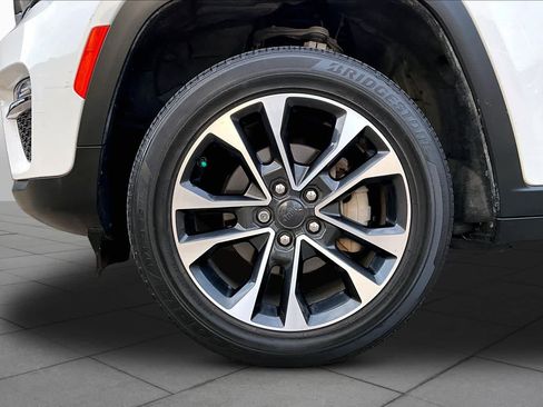 Used 2023 Jeep Grand Cherokee Limited RWD image 11