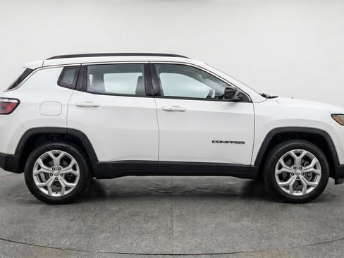 Used 2025 Jeep Compass Latitude AWD/4WD image 11