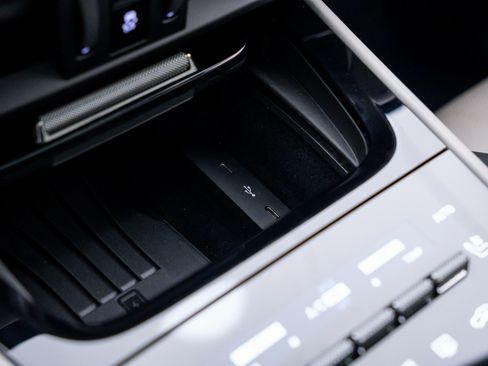 Certified 2025 Porsche Cayenne Coupe AWD/4WD image 27